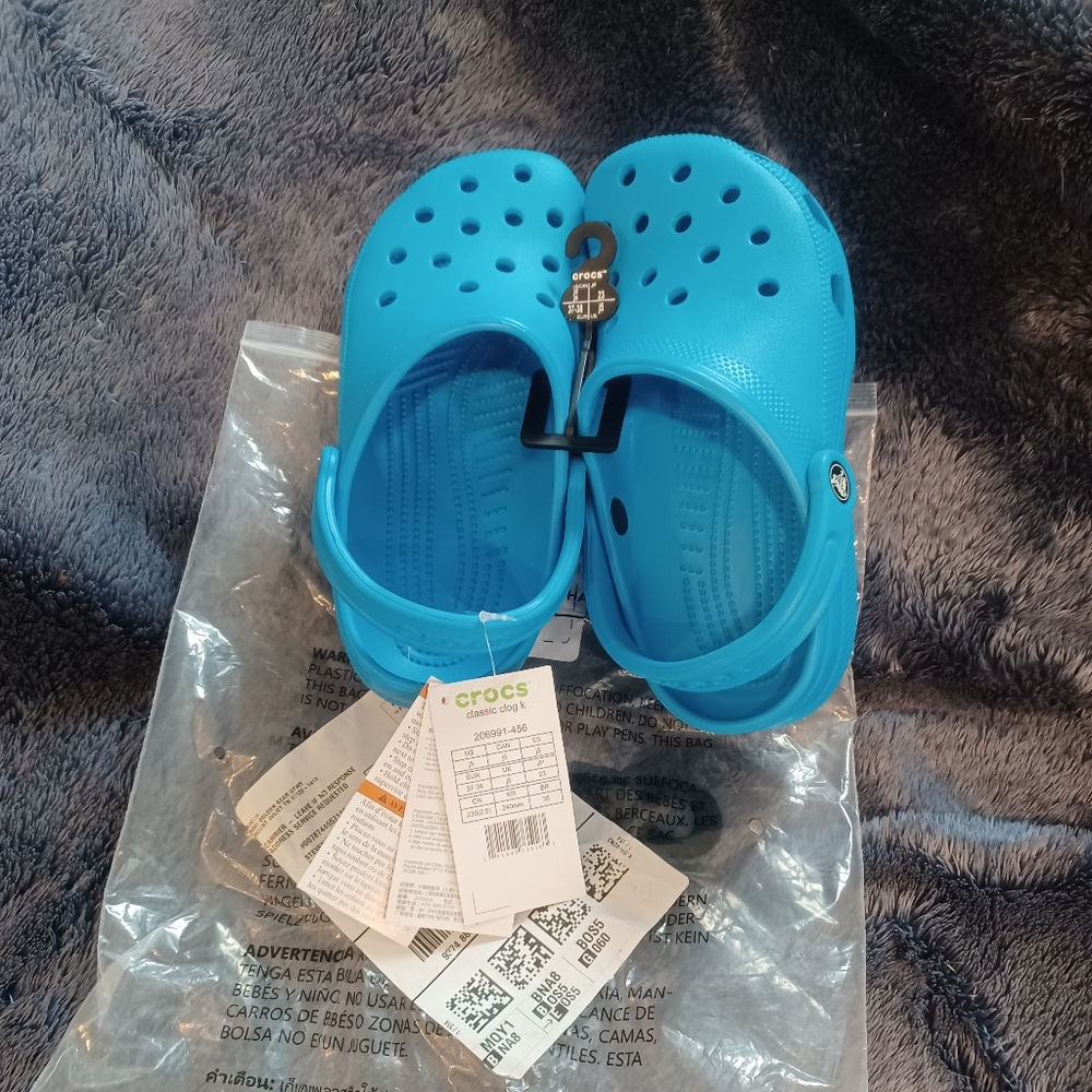 Crocs, size J5, color ocean